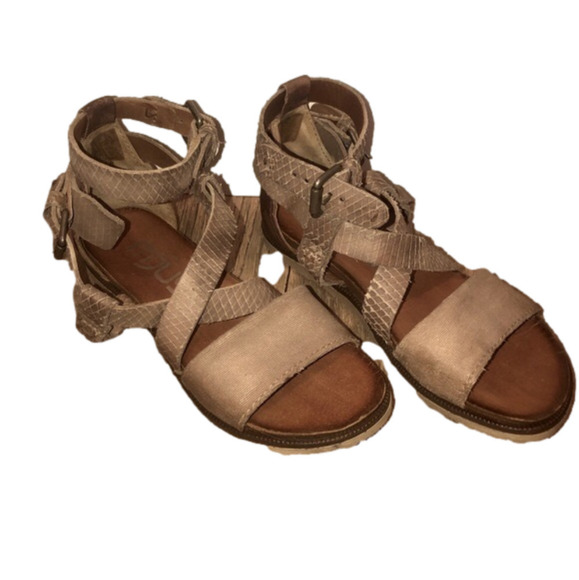 MJUS Taurus Fisherman Beige Leather Strappy Snake Print Sandals w Buckes Sz 5.5 - Picture 2 of 7